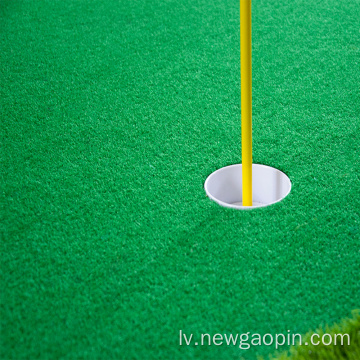 Pielāgots mini paklājs golfa spēlēšanai zaļā dabā